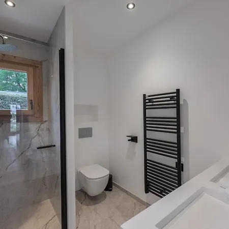 Chalet Avec Piscine Et Proche Centre - Fr-1-569-195 *
